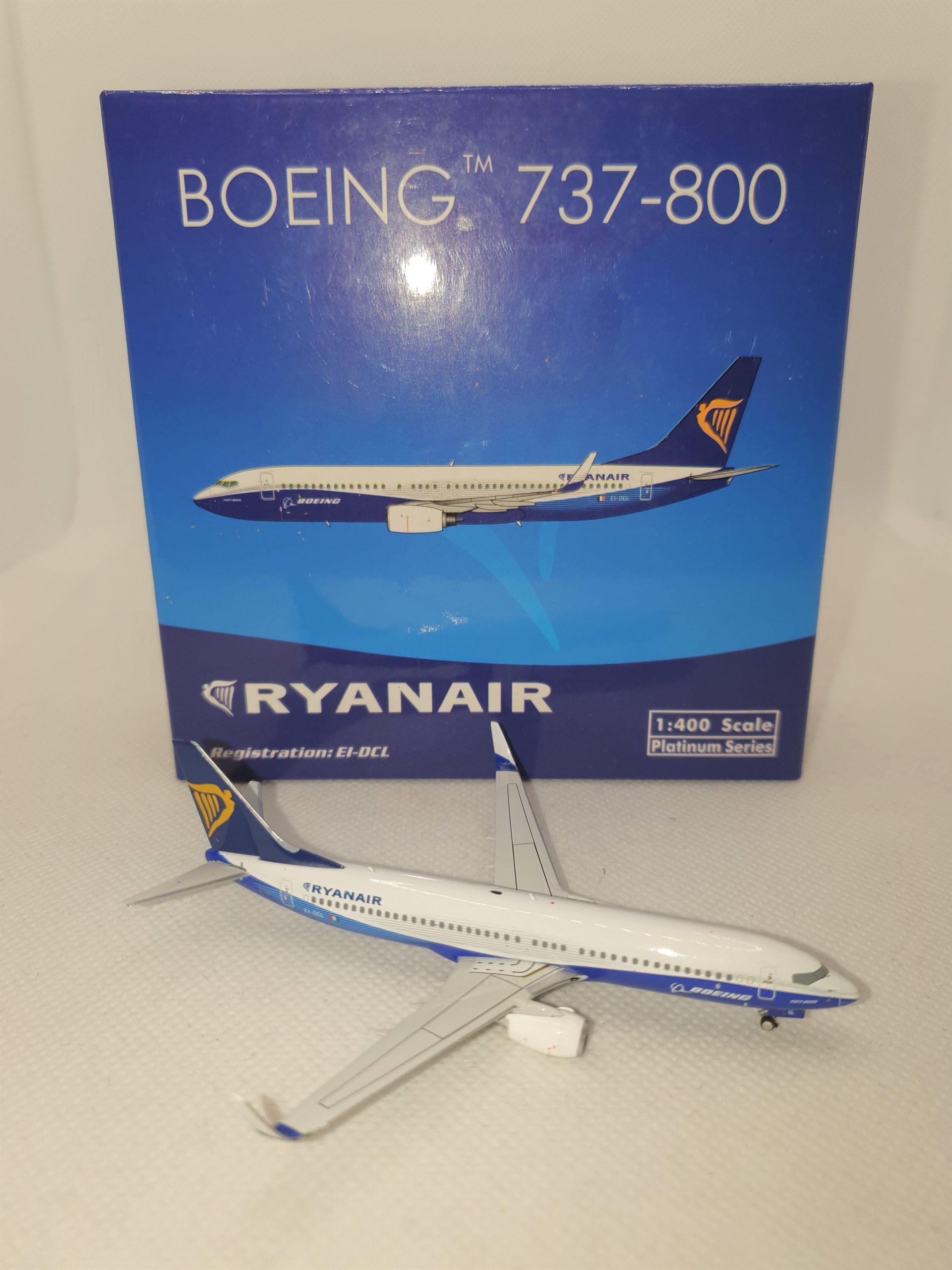 Phoenix 1:400 Ryanair EI-DCL Boeing 737-800W - Bedfordshire Diecast